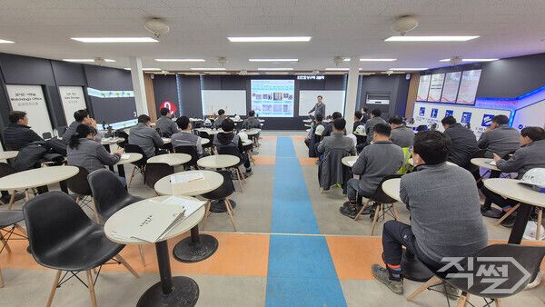 롯데건설 수도권 남부 품질관리자 협의체 참석자들이 품질관리 향상 방안을 논의하고 있다. [롯데건설]