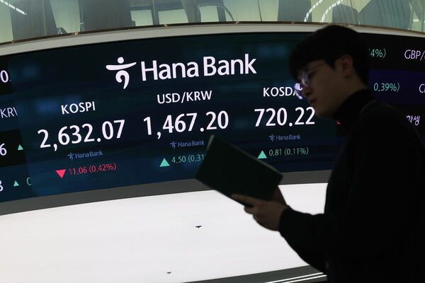 24일 서울 중구 하나은행 딜링룸 모습. [연합뉴스]