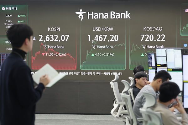 24일 서울 중구 하나은행 딜링룸 현황판에 코스피·코스닥 종가가 표시돼있다. [연합뉴스]