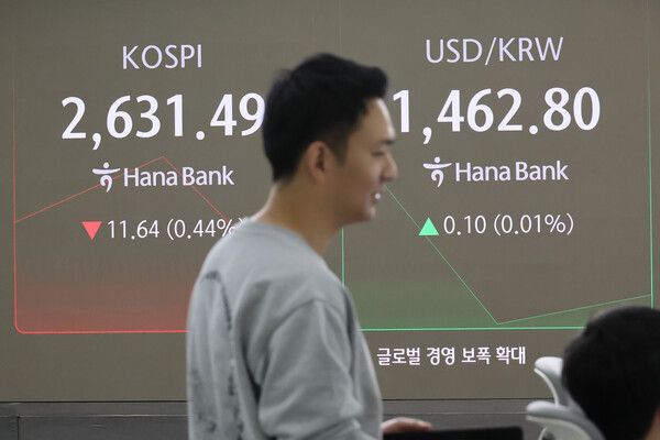 24일 서울 중구 하나은행 본점 딜링룸 모습. [연합뉴스]