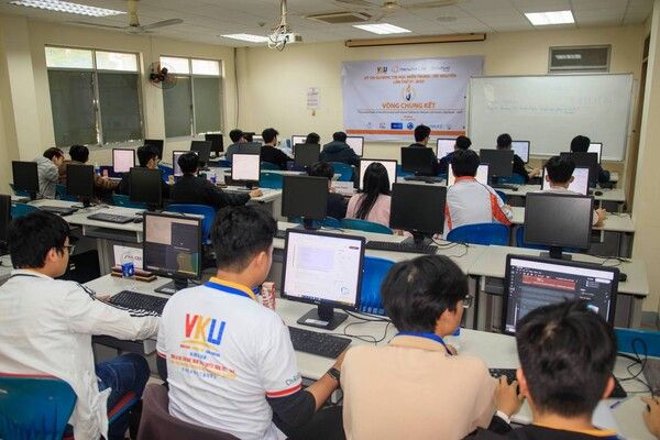 정보올림피아드 참가자들이 열정적으로 문제를 해결하고 있다. [한화생명]