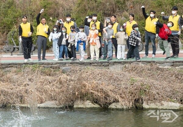 HDC현대산업개발 서울원 아이파크 현장 직원들과 지역주민 10여명이 25일 서울시 노원구 중랑천 일대에서 봉사활동을 진행하고 있다. [HDC현대산업개발]