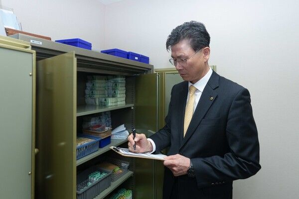 강태영 농협은행장이 서울시 중구 소재 농협은행 광화문금융센터에서 시재검사를 하고 있다.[NH농협은행]