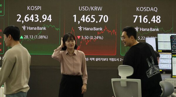 &nbsp;26일 서울 중구 하나은행 본점 딜링룸 모습. [연합뉴스]