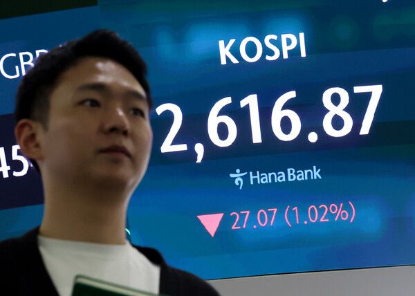 &nbsp;27일 오전 서울 중구 하나은행 본점 딜링룸 모습. [연합뉴스]