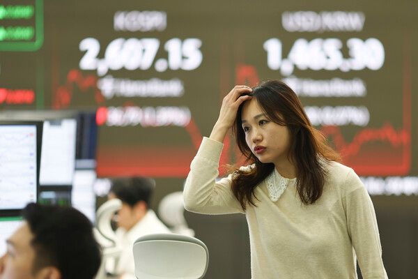 &nbsp;27일 하나은행 본점 딜링룸 모습. [연합뉴스]