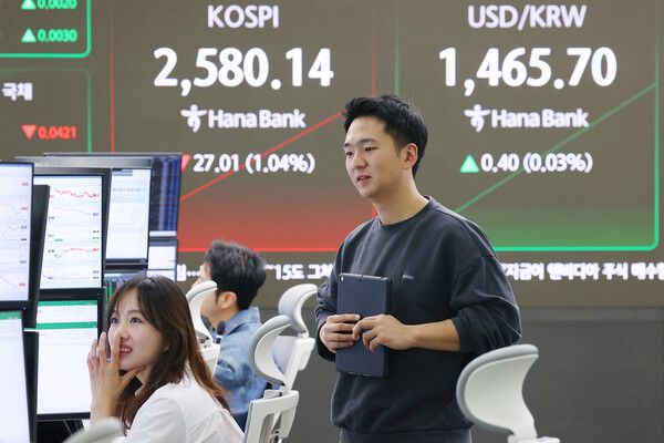 28일 오전 서울 중구 하나은행 본점 딜링룸 모습. [연합뉴스]