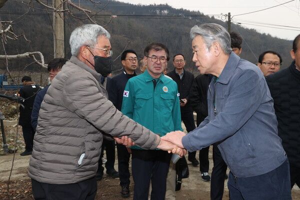 강호동 농협중앙회장과 농협임직원들이 경북 산불 피해현장에서 농업인에게 피해상황을 듣고 있다. [농협중앙회]