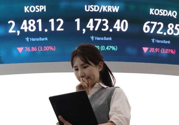 &nbsp;31일 서울 중구 하나은행 딜링룸 모습. [연합뉴스]