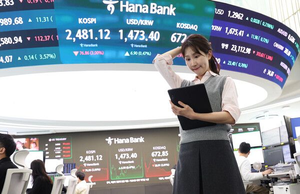 1년 5개월간 금지됐던 국내 주식시장 공매도가 재개된 31일 서울 중구 하나은행 딜링룸에서 한 딜러가 상황을 주시하고 있다. [연합뉴스]