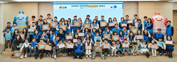 지난 29일 우리은행 본점에서 열린 WOORI가족 봉사단 발대식에서 봉사단이 직접 만든 희망상자와 마음상자를 들고 기념촬영을 하고 있다. [우리은행]