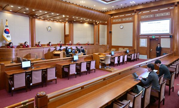 문형배 헌법재판소장 권한대행을 비롯한 헌법재판관들이 지난 27일 일반 헌법소원 사건 선고를 위해 서울 종로구 헌법재판소 대심판정에 입장해 있다. [연합뉴스]