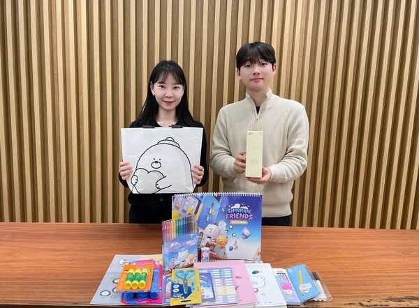 신한은행은 지난 2월 28일 한국아동복지협회 소속 전국 아동복지시설의 초등학교 입학생들을 위해 학용품 세트와 축하편지를 전달했다. [신한은행]