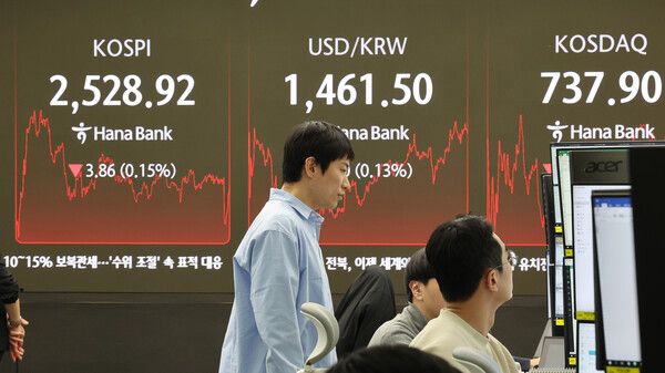 코스피가 3거래일째 내려 2,528.92에 장을 마친 4일 오후 서울 중구 하나은행 딜링룸에서 딜러들이 대화하고 있다. [연합뉴스]