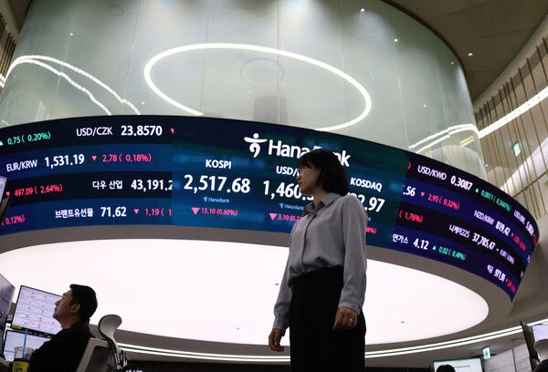 4일 서울 하나은행 본점 딜링룸 모습. [연합뉴스]&nbsp;