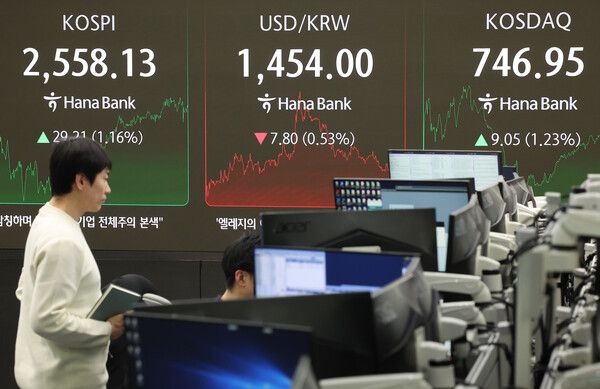 &nbsp;5일 오후 서울 중구 하나은행 본점 딜링룸 모습. [연합뉴스]