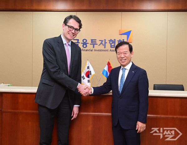 (왼쪽부터) 자크 플리스(Jacques Flies) 주한 룩셈부르크 대사, 서유석 금융투자협회장이 5일 금융투자협회에서&nbsp;간담회를 갖고 기념사진을 촬영하고 있다. [금융투자협회]