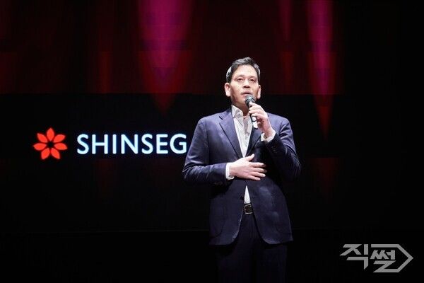 정용진 신세계그룹 회장이 '신세계 남산'에서 열린 신입사원 수료식에 참석해 질의 응답을 하는 모습. [신세계그룹]