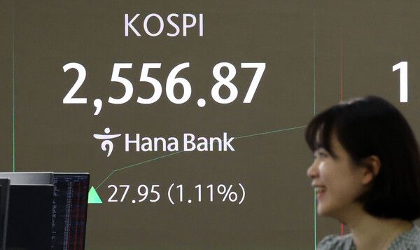 ·5일 오전 서울 중구 하나은행 본점 딜링룸 모습. [연합뉴스]