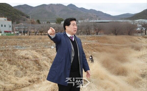 밀양시의회 허홍 의장이 삼랑진읍 안태리 불법 성토 현장에서 현장 확인을 하고 있는 모습.