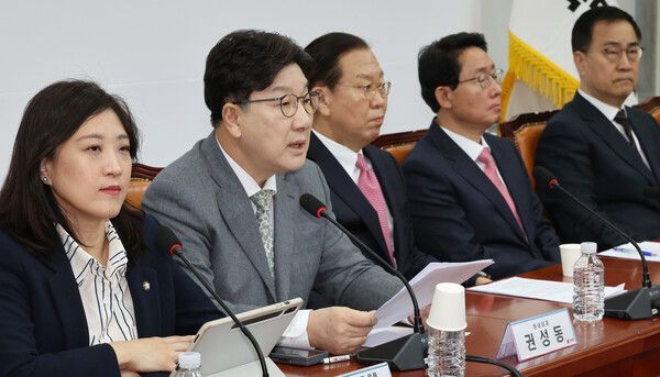 국민의힘 권성동 원내대표(왼쪽 두번째)가 6일 국회에서 열린 비상대책위원회의에서 발언하고 있다. [연합뉴스]