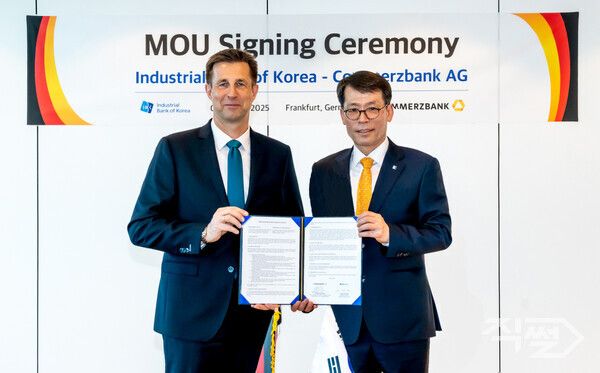 &nbsp;지난 6일(현지시간) 독일 프랑크푸르트 Commerzbank Tower에서 열린 업무협약식에서 (왼쪽부터) 마이클 코츠바우어 코메르츠방크 부회장과 김성태 IBK기업은행장이 기념촬영을 하고 있다. [IBK기업은행]
