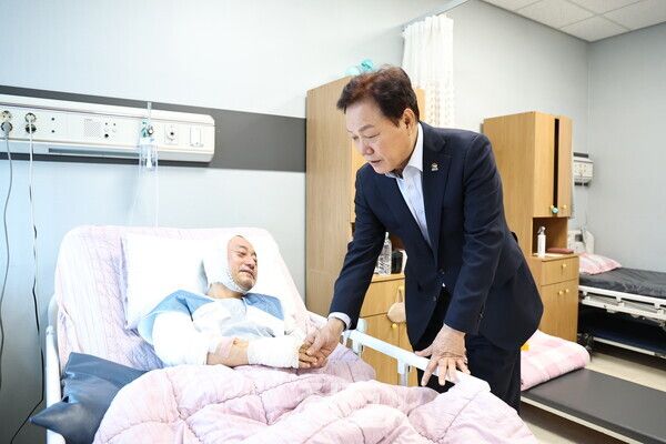 박완수 경남도지사가 산불 진화 중 부상을 입은 환자를 찾아 위로하고 있는 모습.[경상남도 제공]