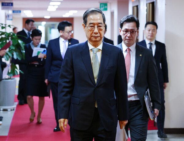 한덕수 대통령 권한대행 국무총리가 1일 정부서울청사에서 열린 국무회의에 입장하고 있다. [연합뉴스]