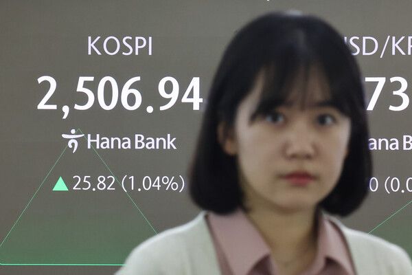 1일 오전 서울 중구 하나은행 본점 딜링룸 모습. [연합뉴스]