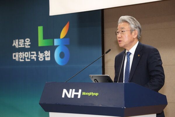 강호동 농협중앙회장이 '2025년 농협 직파드문모 전국협의회 정기총회'에서 드문모 심기와 같은 신농법 보급을 통해 농업소득을 증대할 수 있도록 노력할 것을 당부하고 있다. [농협중앙회]