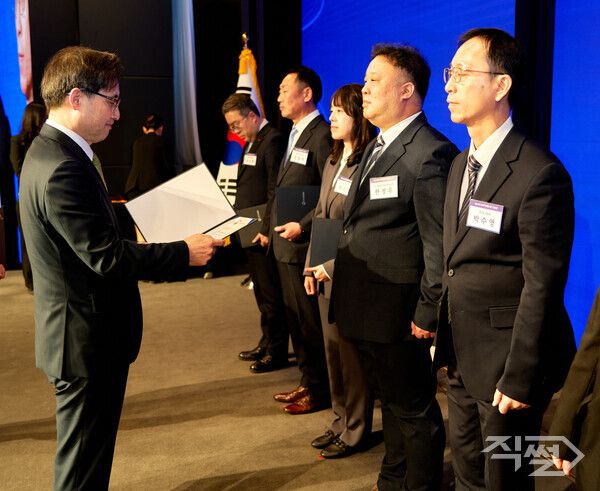 HDC현대산업개발은 지난&nbsp;1일 여의도 중소기업중앙회&nbsp;KBIZ홀에서 열린 제24회 공정거래의 날 기념행사에서 공정거래위원장 표창을 받았다. [HDC현대산업개발]