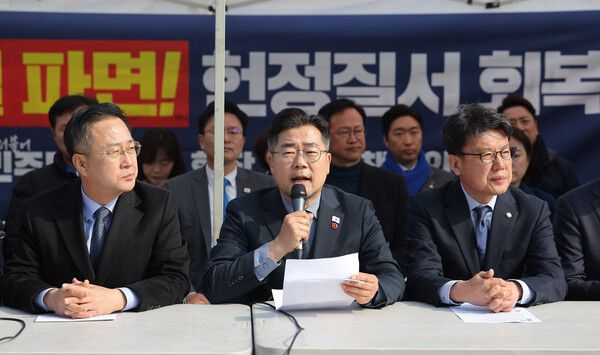 더불어민주당 박찬대 원내대표가 1일 서울 광화문 앞 민주당 천막당사에서 열린 원내대책회의에서 발언하고 있다. [이하 연합뉴스]