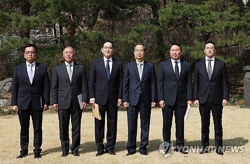 한덕수 대통령 권한대행 국무총리가 1일 서울 종로구 삼청동 총리공관에서 경제안보전략TF 회의에 앞서 기념사진을 촬영하고 있다. 왼쪽부터 최상목 부총리, 정의선 현대차 회장, 이재용 삼성전자 회장, 한총리, 최태원 SK 회장, 구광모 LG 회장. [연합뉴스]