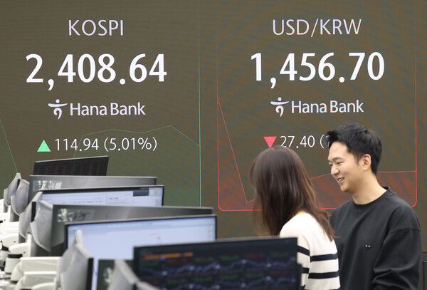 10일 오전 서울 중구 하나은행 본점 딜링룸 모습. [연합뉴스]