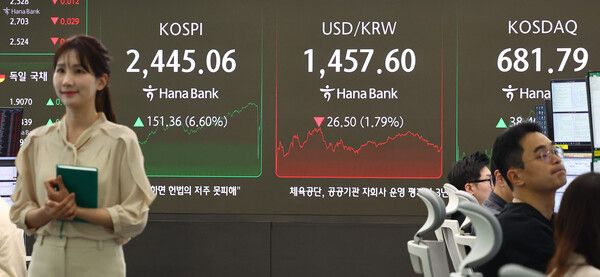 도널드 트럼프 미국 대통령이 각국에 부과한 상호관세 적용을 유예한다고 밝힌 10일 서울 중구 하나은행 본점 딜링룸 현황판에 코스피, 원/달러 환율, 코스닥 지수가 표시돼 있다. [연합뉴스]