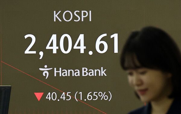 11일 오전 서울 중구 하나은행 딜링룸 모습. [연합뉴스]