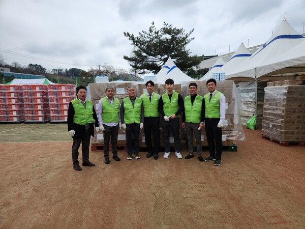 지난 8일 DB손해보험 대구사업본부 임직원과 설계사들이 경북 청송군청을 방문하여 산불 피해 주민들을 위한 구호물품을 전달하고 있다. [DB손해보험]