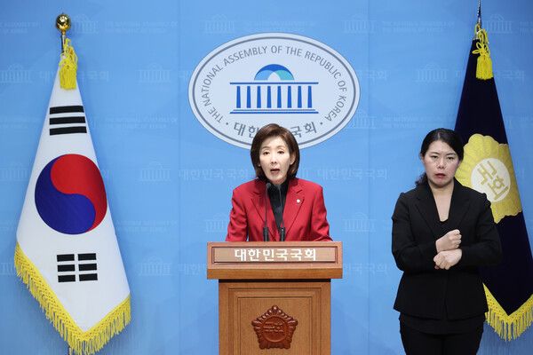 국민의힘 나경원 의원이 2일 서울 여의도 국회 소통관에서 윤석열 대통령 탄핵 심판 선고 등 현안 관련 기자회견을 하고 있다.
