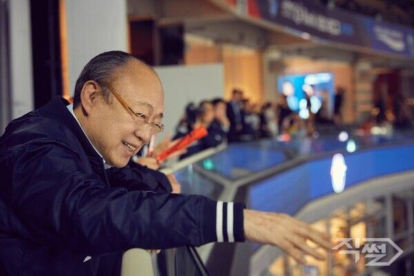 김승연&nbsp;한화그룹 회장이 &nbsp;지난 11일&nbsp;대전 한화생명 볼파크를 방문해&nbsp;팬들과 인사하고 있다. [한화그룹]