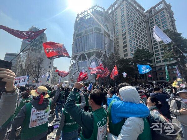 헌법재판소가 윤석열 전 대통령 탄핵 사건에 대해 인용을 선고한 4일 서울 종로구 안국동 일대에서 탄핵에 찬성한 시민들이 기뻐하고 있다. [권성진 기자]