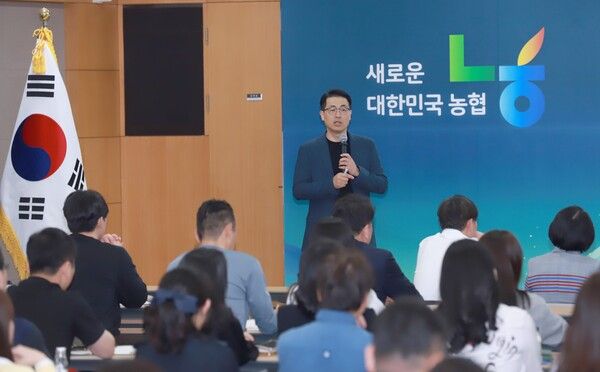 지난 11일 농협중앙회 본관에서 AI 리터러시 특강이 개최되었다. 강사 이경일 대표가 강의를 진행하고 있다. [농협]