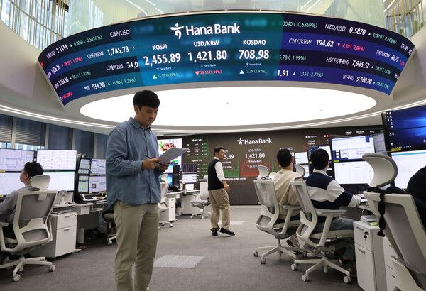 14일 서울 중구 하나은행 딜링룸 모습. [연합뉴스]