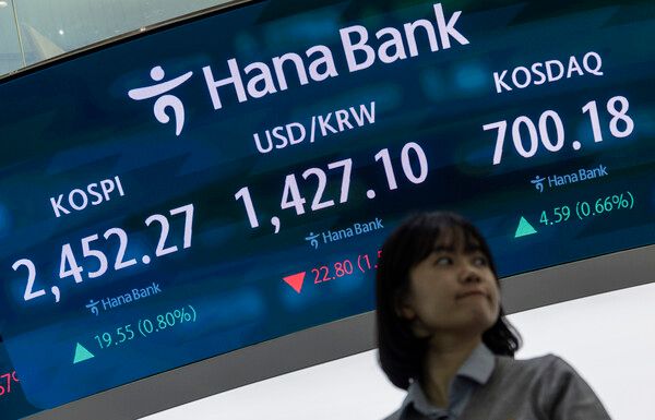 14일 서울 중구 하나은행 딜링룸 모습. [연합뉴스]