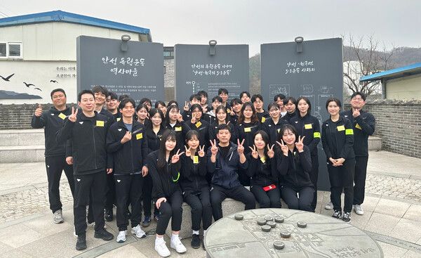 교보생명 신입사원들이 경기 안성 독립운동역사마을을 찾아 플로깅을 한 뒤 기념 사진을 찍고 있다. [교보생명]