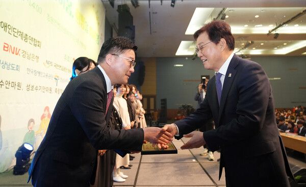 허종구 BNK경남은행 부행장(사진 왼쪽)이 경상남도 박완수 도지사로부터 유공자 표창을 받고 있다. [BNK경남은행]