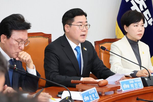 더불어민주당 박찬대 당대표 직무대행 겸 원내대표가 16일 서울 여의도 국회에서 열린 최고위원회의에서 발언하고 있다. [연합뉴스]