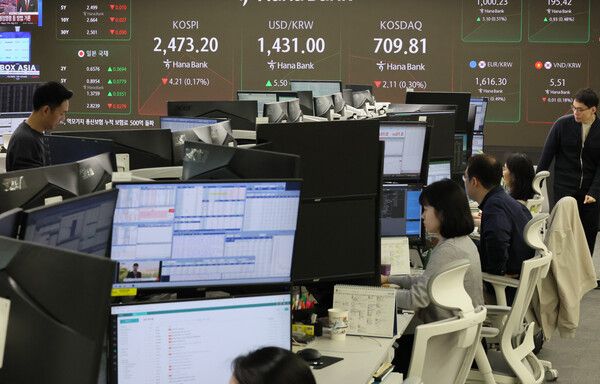 16일 서울 중구 하나은행 딜링룸 모습. [연합뉴스]