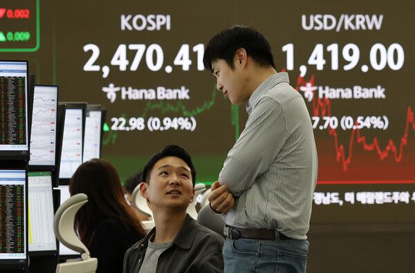 17일 서울 하나은행 본점 딜링룸 모습. [연합뉴스]