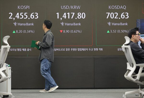 17일 서울 중구 하나은행 딜링룸 모습. [연합뉴스]