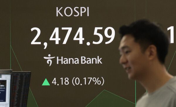18일 서울 중구 하나은행 딜링룸 모습. [연합뉴스]